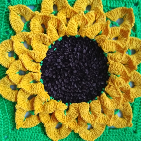 Sunflower accent pillows 🌻🌻🌻 handmade crochet - Picture 5 of 7
